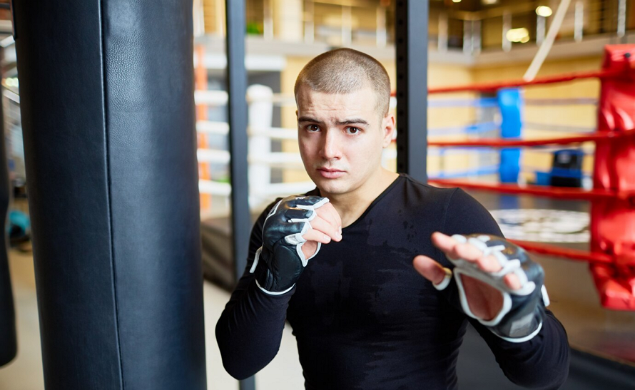 «Железные кулаки»: как 18-летний парень установил нереальный рекорд ударов по мешку