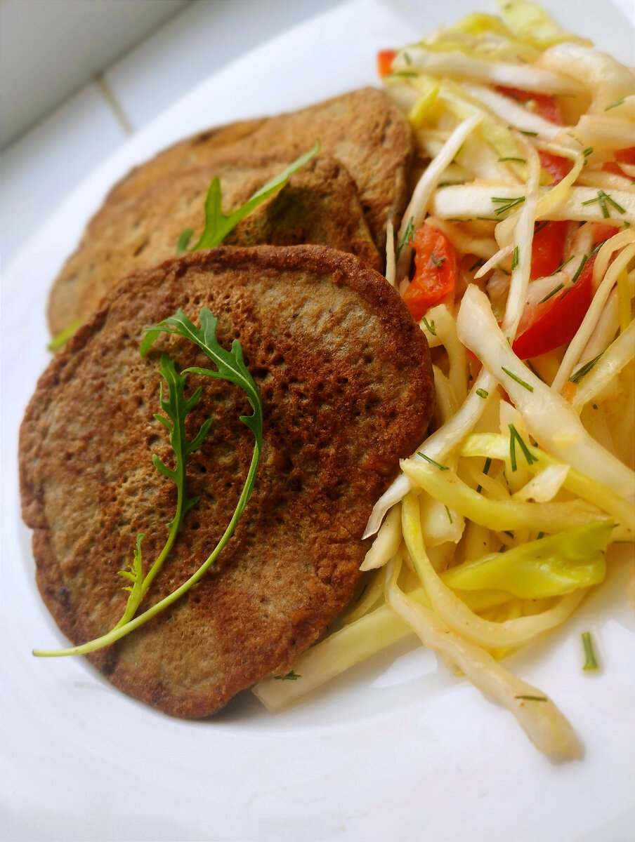 Печень с подливкой. Куриная печень при диете. Печень куриная полезность. Куриная печень при диете. Диетическая куриная печень.