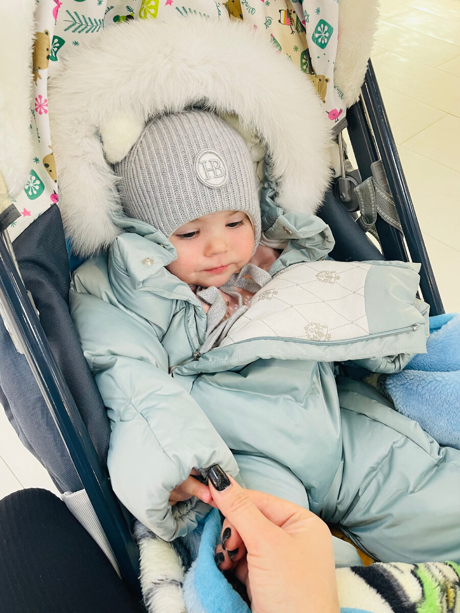 Вот он, наш красавчик и шапочка тоже новая из ДМ того же бренда 🤍