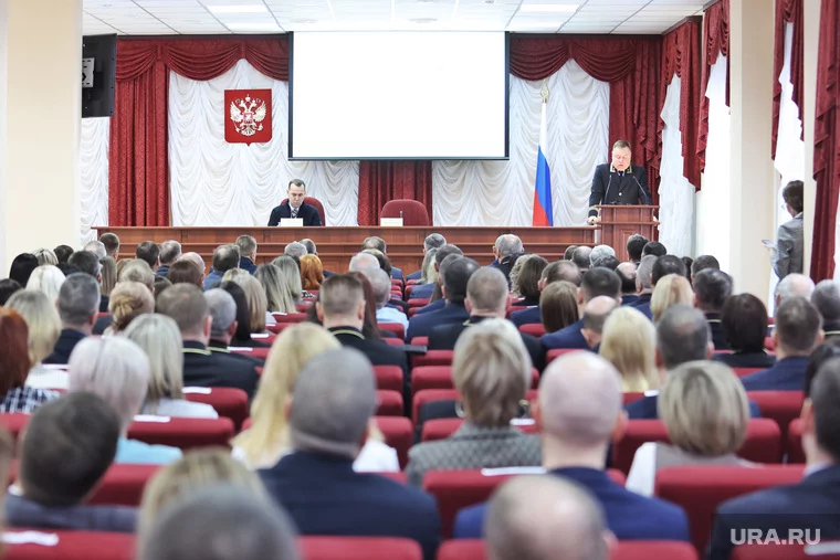 Фото: Ura.ru То самое совещание. Выступает главный курганский судья Андрей Роот