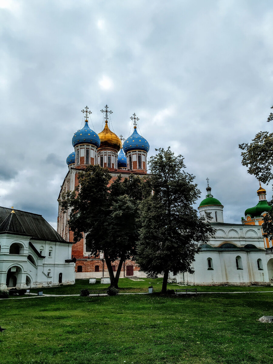 Русская, или, точнее сказать, российская провинция... Что в ней особенного? Нет столичного блеска, гламура, шума и суеты, всего того, что манит туриста из Замкадья. Я живу по меркам нашей огромной страны недалеко от Москвы и частенько наведываюсь в город моей веселой студенческой жизни. День, другой я вдыхаю воздух столичного метрополитена (у метро свой незабываемый запах), кайфую от этих огромных зданий, проспектов, «вылизанных» улиц с брендовыми названиями. А потом возвращаюсь на электричке или машине обратно в свой город областного значения. Наступает перезагрузка, и ты опять живешь своей провинциальной жизнью. Грустно на первый взгляд, но нет! В наших городках тоже есть воздух счастья, только он другой. Его можно сравнить с чашечкой чая с мятой в противовес крепкому брутальному кофе с изысканным ароматом. Гуляя по улицам, в транспорте или в любом общественном месте, ты с большой вероятностью встретишь знакомого и даже будешь этому рад. Общение в небольших городах все еще живое, а не через экран гаджета. Люди, конечно, бывают разные, но ты остаешься социальным существом.  Тема загородного отдыха гораздо легче решается в провинции из-за небольших расстояний по городу и за ним. Всегда с недоумением смотрю на огромные пробки автомобилей с московскими номерами на въезде в наш город в весенне-летний период. Грустно, пожалуй, тратить несколько часов в поездке в одну и другую сторону только для того, чтобы вкусить дачной жизни. А мы, провинциалы-замкадники, можем за полчаса куда надо добраться.  Да, уровень жизни в русской провинции намного ниже, но только уровень. А сама жизнь, на мой взгляд, именно здесь и настоящая. Столичный житель «зарабатывает деньги», теряя в этом процессе драгоценные минуты своего пребывания на земле. Но чем дольше ты шагаешь по этому маршруту под названием «жизнь», тем больше понимаешь, что человеку не так уж много требуется в денежном понимании. А вот без белого снежного простора, чистой речки, прогулок по лесу, пения птиц, радости общения с близкими можно обнищать духовно. Поэтому столица и рвется при любом удобном случае к нам за МКАД, да мы и рады. Вы же наши родные, мы вас любим и ждем в нашей замкадной провинции. С любовью, Провинциалка.
