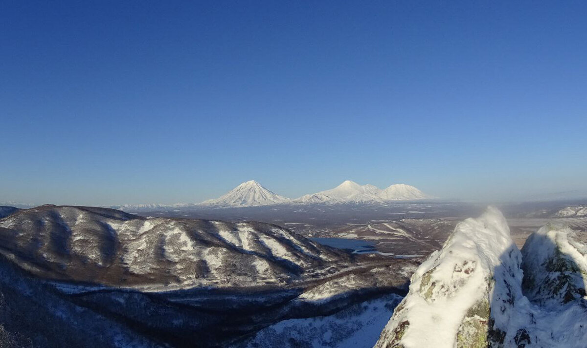 Кроноцкий заповедник находится на востоке Камчатки. Его площадь в миллион гектаров включает часть акватории Тихого океана. Здесь расположены 25 вулканов, водопады, термальные озера, самое большое пресноводное озеро Камчатки — Кроноцкое, а еще —  знаменитая Долина гейзеров.