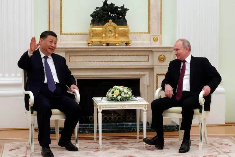 Председатель КНР Си (л.) и принимающая сторона Владимир Путин в Кремле в 2023 году: жесты дружбы для мировой общественности © AP