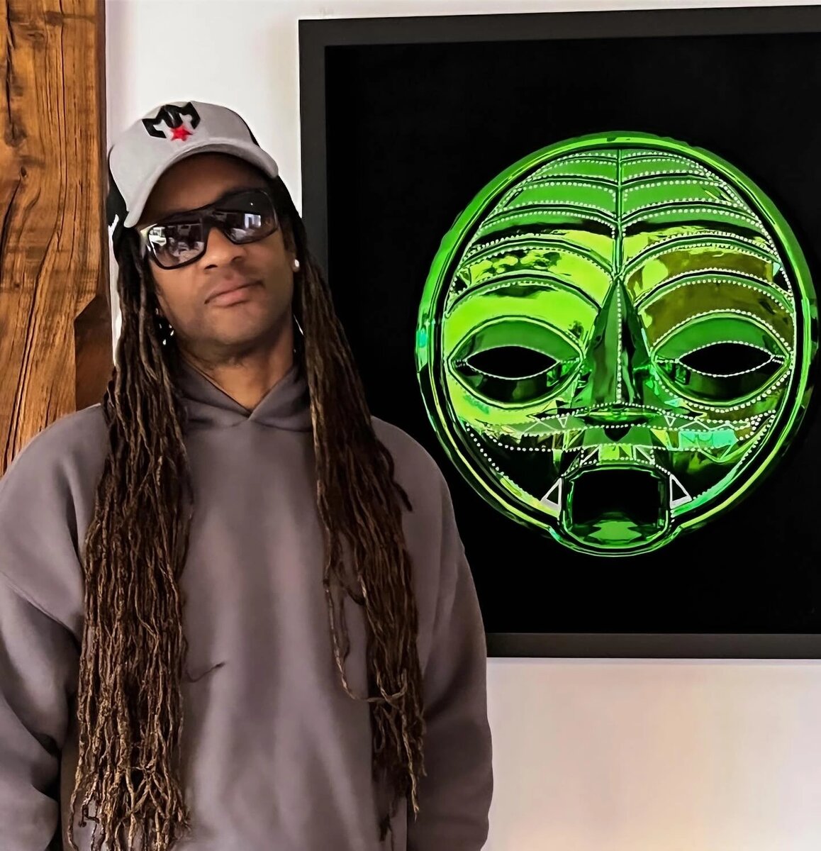 Максим на выставке в Clarendon Fine Art. Февраль, 2024.