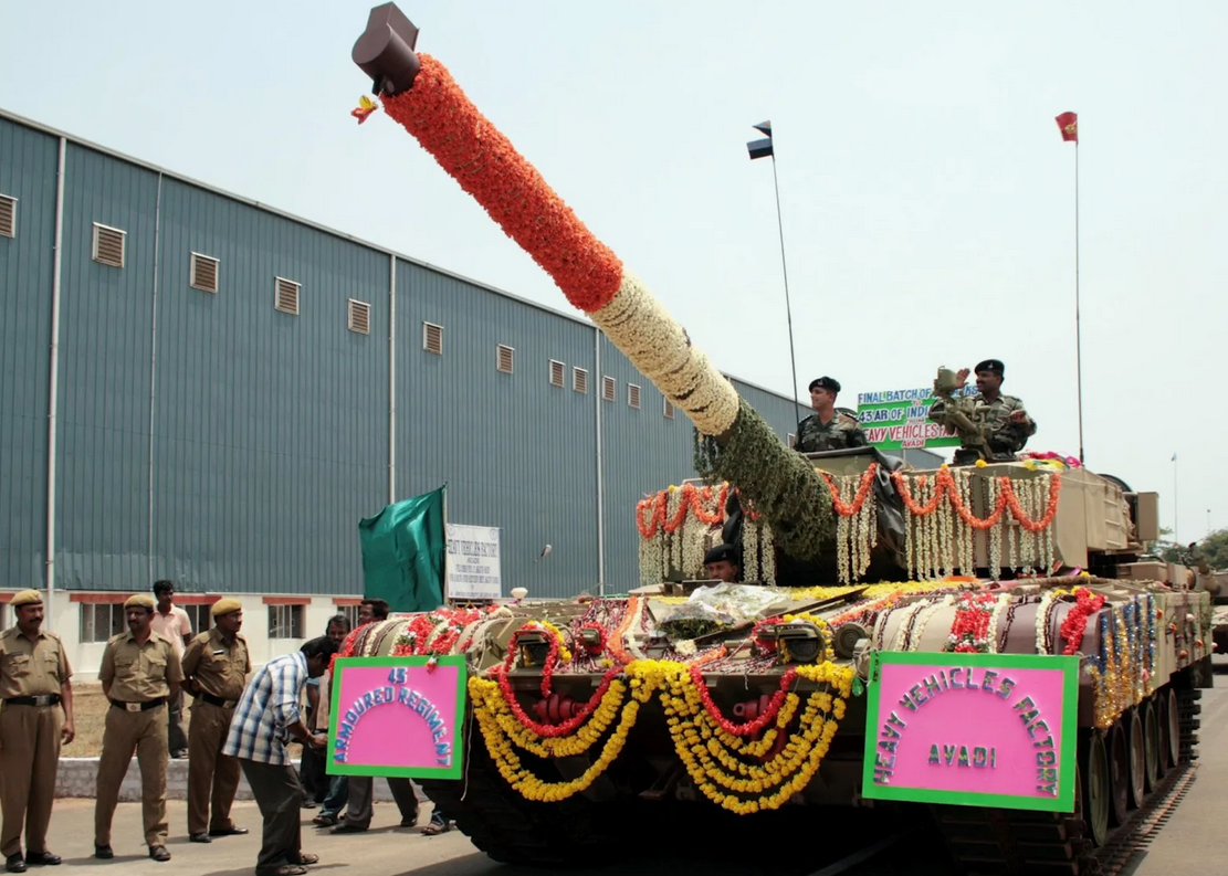Вот в таком виде собственный индийский танк кажется очень даже симпатичным и уместным. Но от мест боёв ему лучше держаться подальше. Фото Индиан Фронтьир.