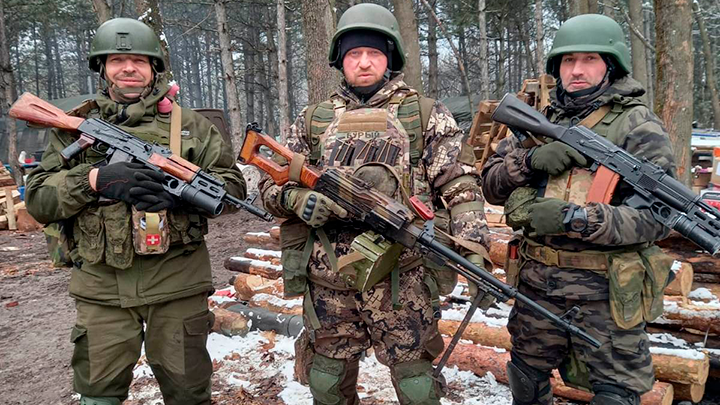 ФОТО: СПЕЦНАЗОВЦЫ-ВЕТЕРАНЫ МИХАИЛ БОГДАНОВ, ОЛЕГ СИТНИКОВ И АЛЕКСЕЙ ОСТРОВОЙ ПЕРВЫМИ ПРОБИЛИ ОБОРОНУ АВДЕЕВКИ. ИЗ АРХИВА МИХАИЛА БОГДАНОВА.