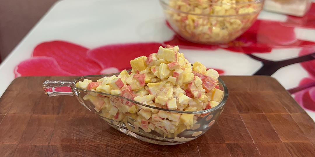 Салат с крабовыми палочками и помидорами