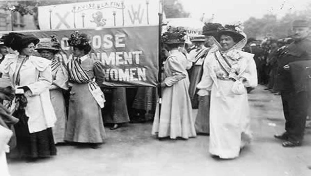 Шествие членов WSPU в Гайд-парке. Июнь 1908 г. Источник изображения: womanandhersphere.com