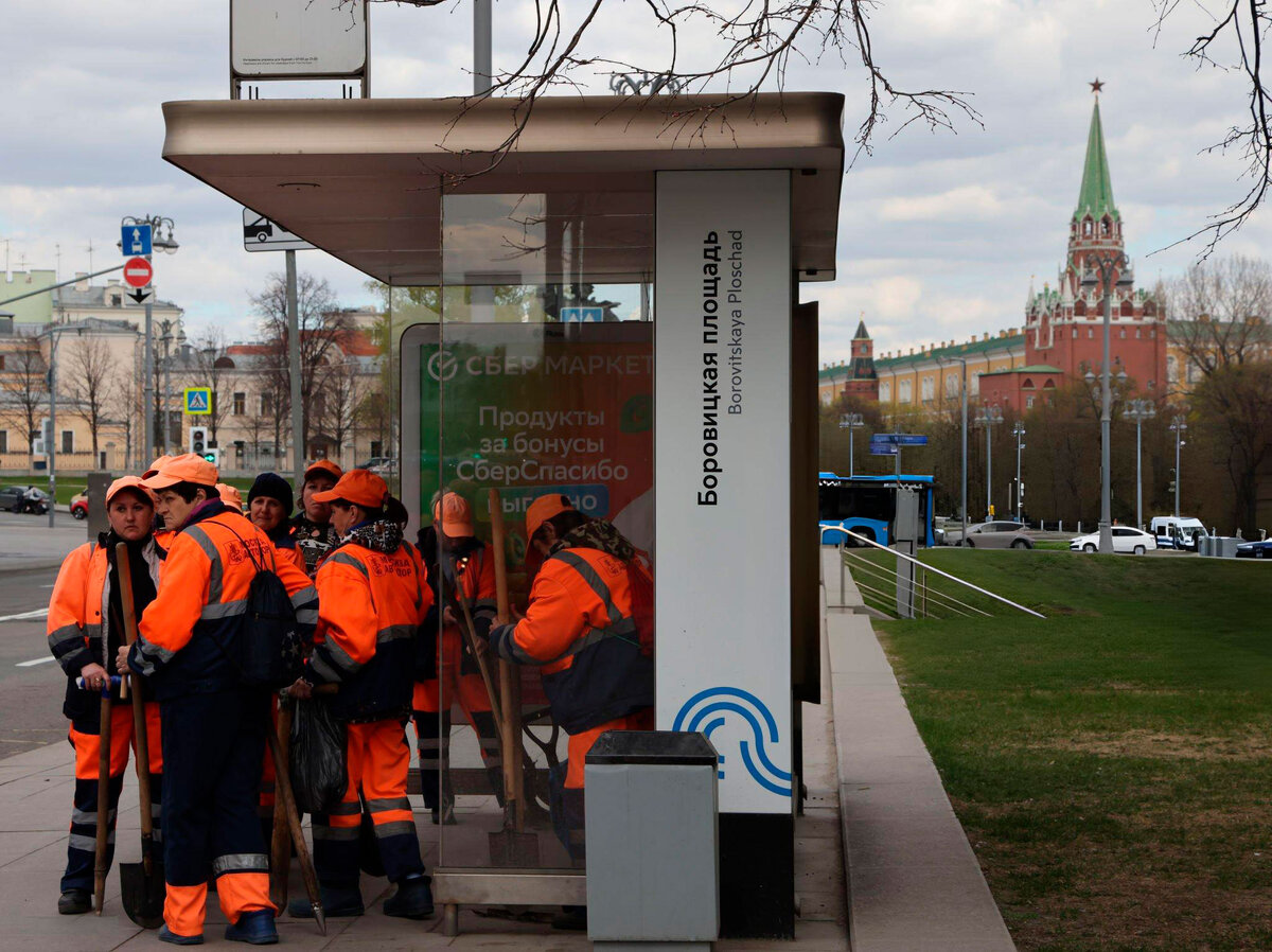 В России острая нехватка дворников. Кто будет убирать улицы вместо  мигрантов? | Вечерний Тришин | Дзен