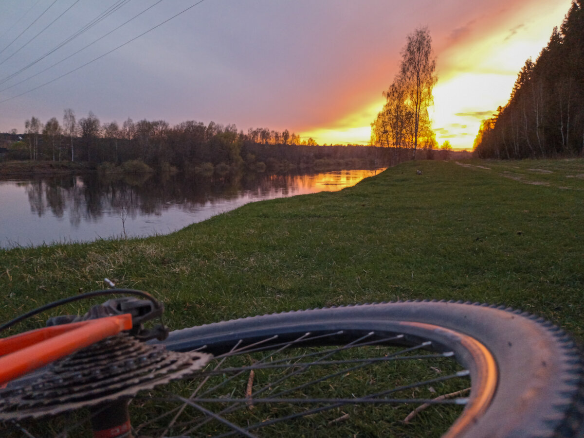 Днепр, на тёмных водах которого догорает закат. Фото с той самой покатушки