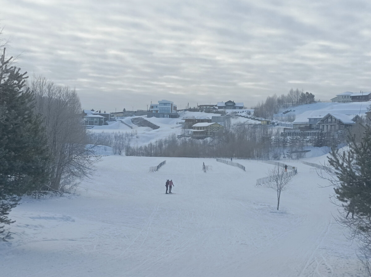 Стадион трассы СКА среди холмов Токсовских высот.