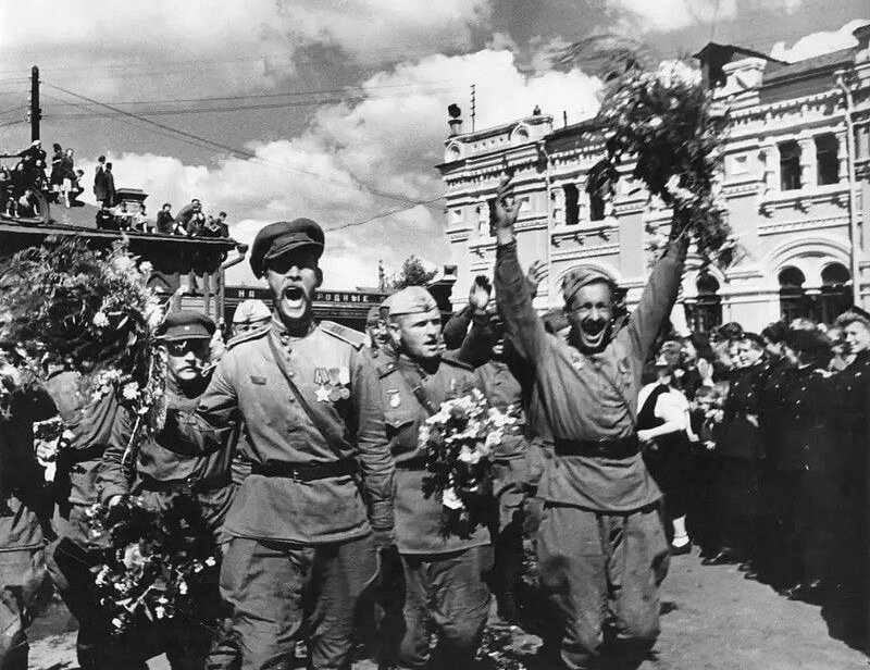 Великая победа великого народа песня. С днем Победы. День Победы 1945.