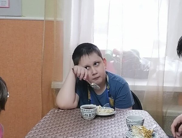 Мой поварёнок чаёвничает с приятелями после трудов тяжких. Что не доедают на месте наши поварята, то берут с собой в контейнерах, и угощают родных. 