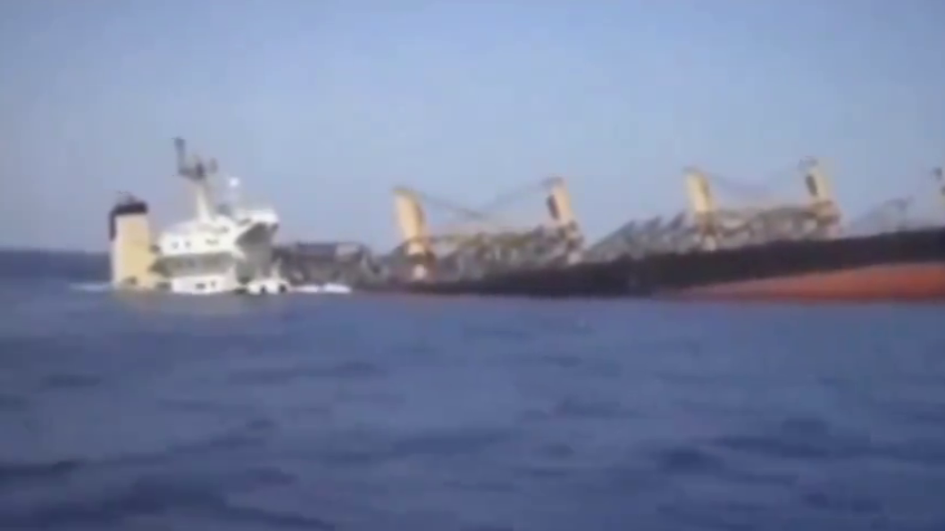 Торговое судно, загоревшееся после атаки у берегов Йемена, тонет - британские ВМС