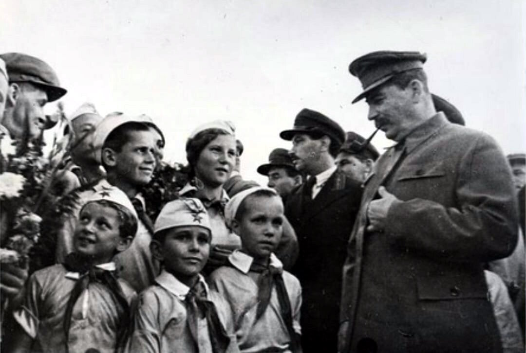 И.В. Сталин и пионеры