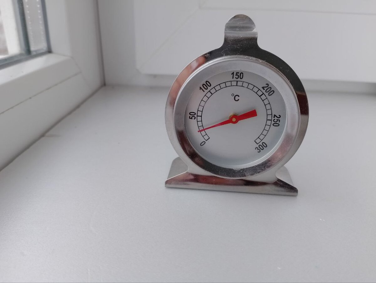 У меня такой термометр. Довольна, что он есть у меня, бывает встроенный термометр показывает всё ещё 0, а на этом я вижу что уже 70 градусов. Фото из архива автора.