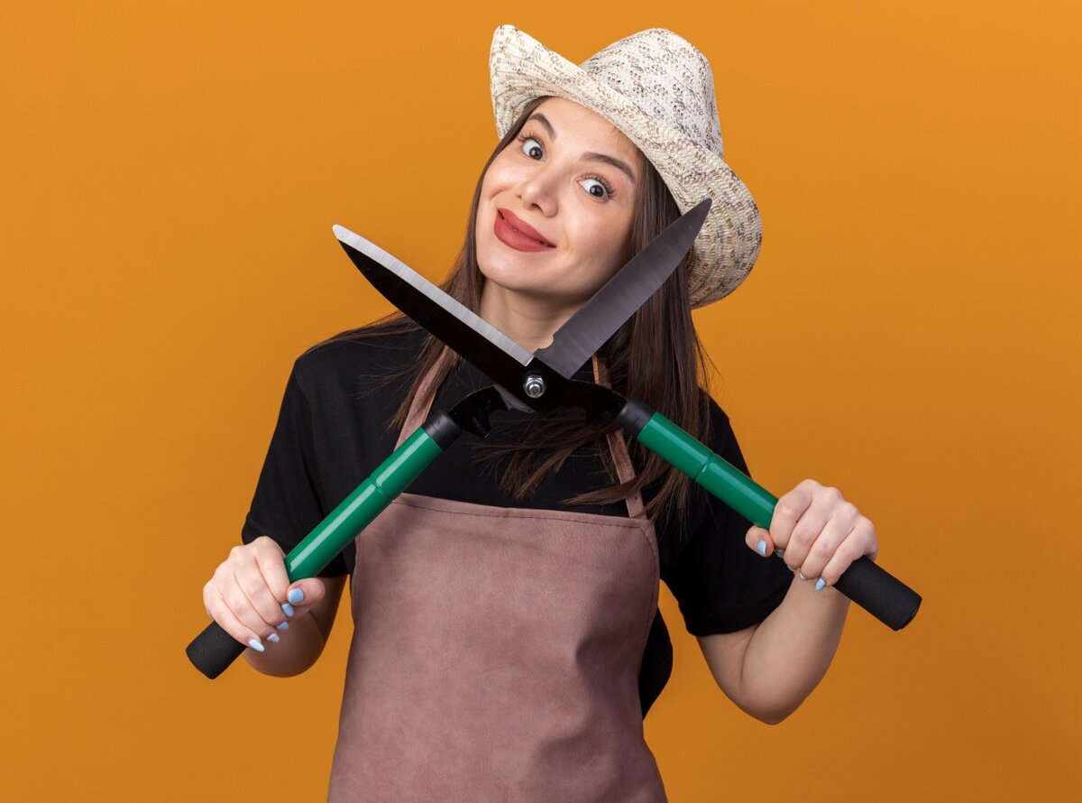 https://ru.freepik.com/free-photo/pleased-pretty-caucasian-female-gardener-wearing-gardening-hat-holding-gardening-scissors-isolated-on-orange-wall-with-copy-space_17112824.htm?query=женщина%20с%20лопатой#from_view=detail_alsolike%22%3EИзображение%20от%20stockking%3C/a%3E%20на%20Freepik
