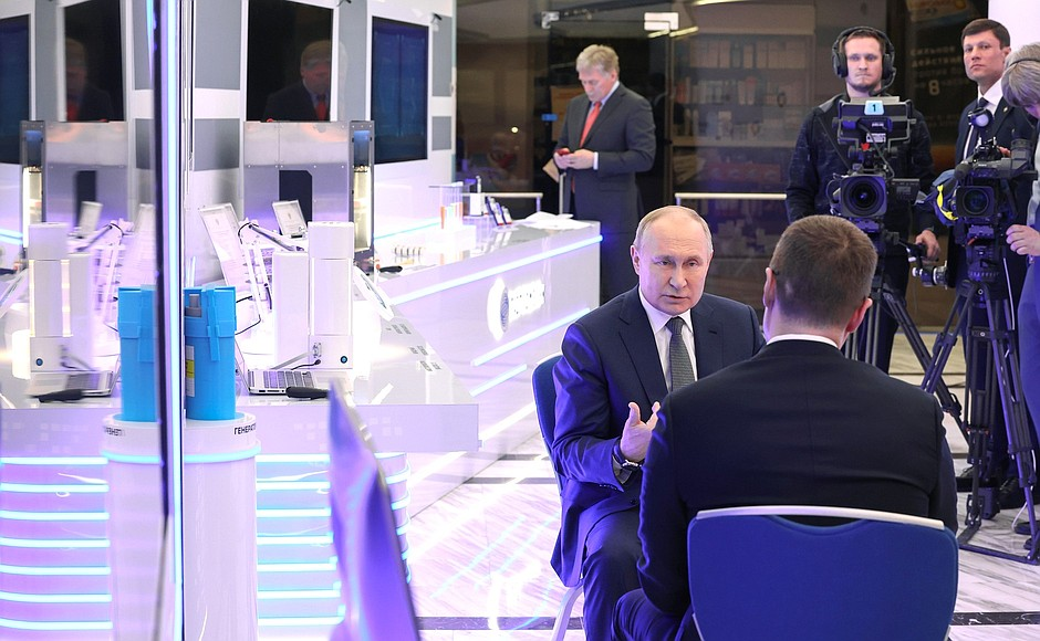 Владимир Путин ответил на вопросы журналиста Павла Зарубина.