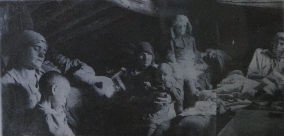 Выгнанные из домов женщины и дети ютятся в землянке. Зима 1942 года. Фото из фондов ГАВО, автор неизвестен