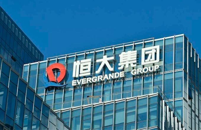 В Гонконге суд постановил ликвидировать гиганта-застройщика China Evergrande Group из-за долгов в $300 млрд. Компания входила в двадцатку самых крупных в Китае