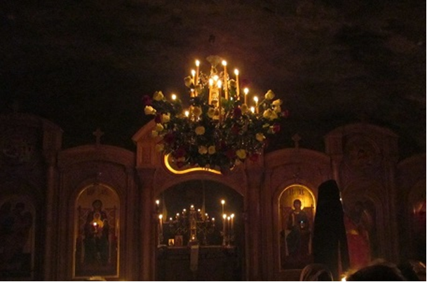 " по-матерински мягкое тепло света от монастырского паникадила с восковыми свечами..."