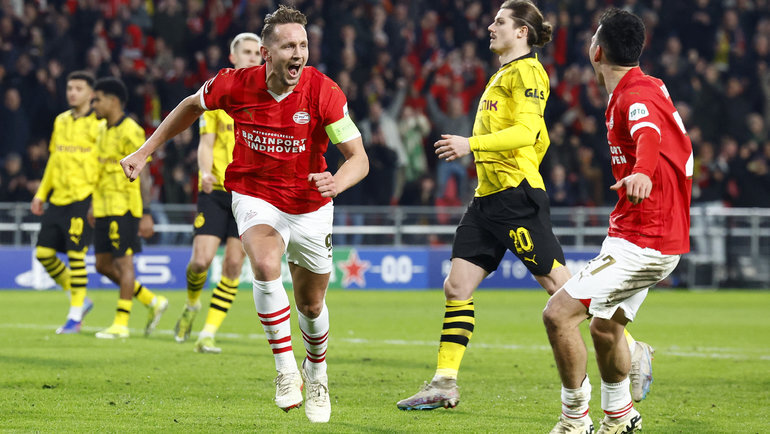    Люк де Йонг (в центре) в матче против «Боруссии». Reuters