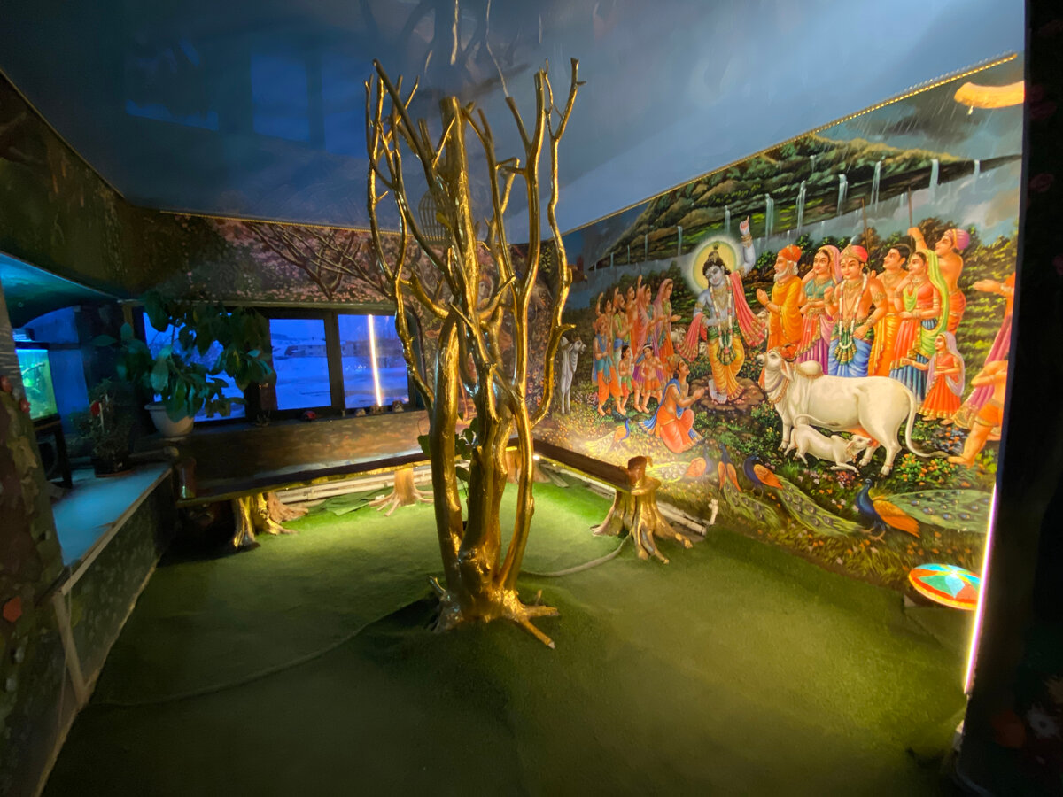 Зал Кришны в храме всех религий