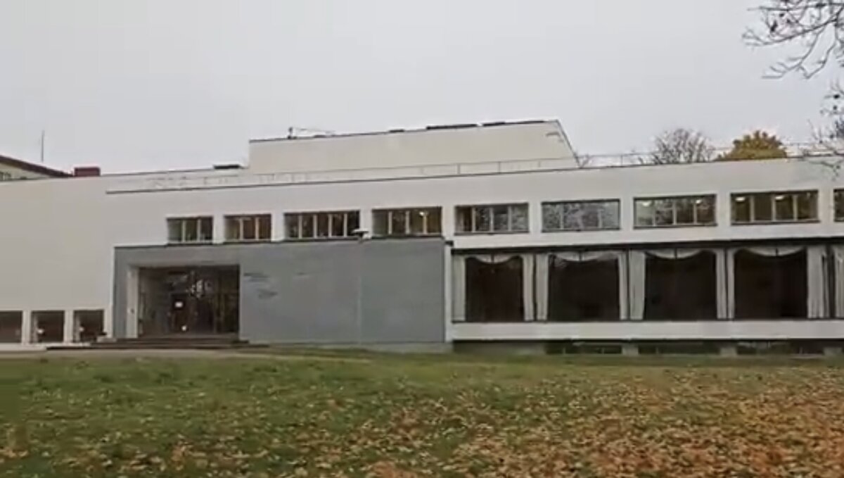 Вход в библиотеку