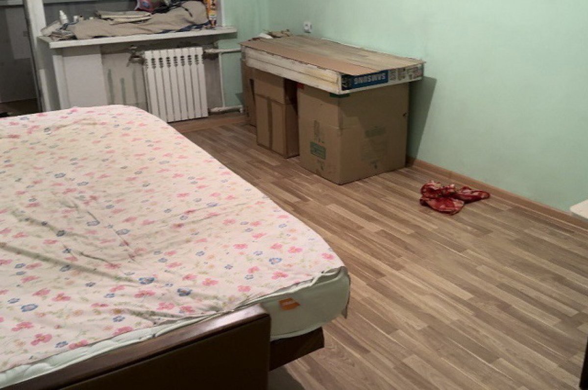    Управляющая компания заменила полы в квартире ветерана.