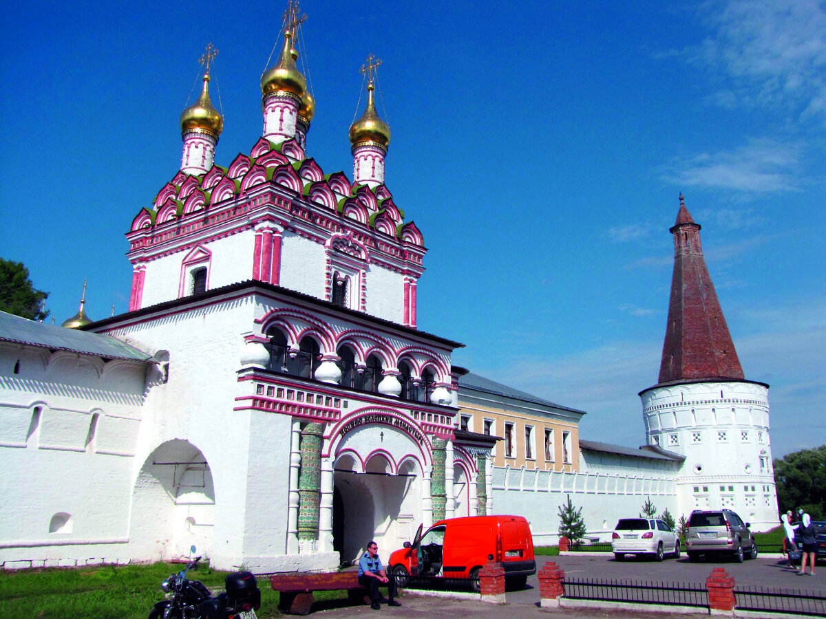 Петропавловская надвратная церковь. Вид со стороны входа в монастырь