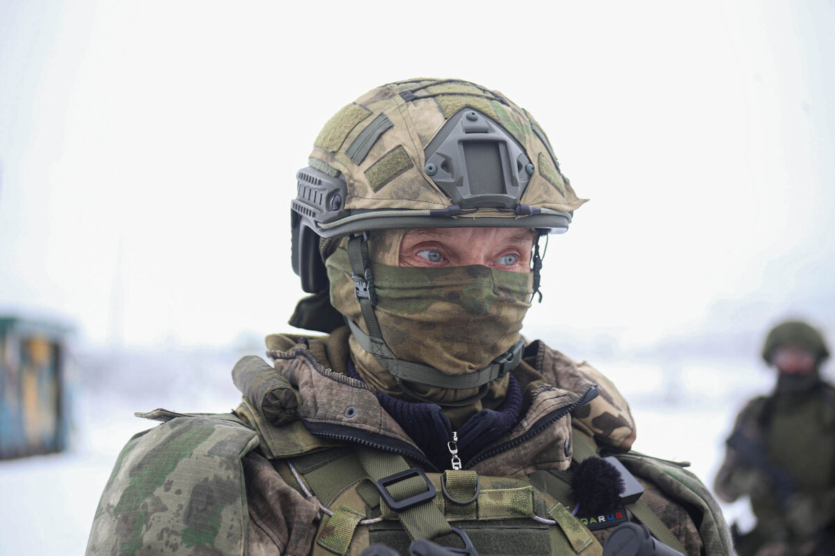 Бойца растрогали волонтеры.  Фото: Фото: ФедералПресс / Ольга Юшкова