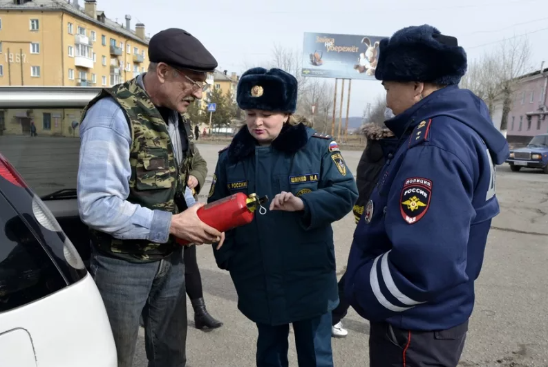 Досмотр гибдд. Инспектор ДПС. ГАИ огнетушитель. Инспектор проверяет огнетушитель. ГИБДД требует аптечку и огнетушитель.