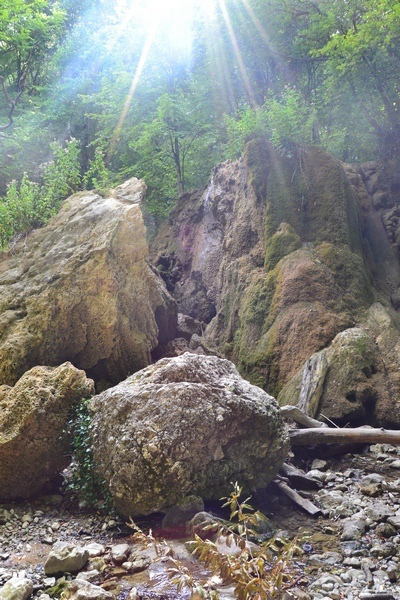 Фото из архива автора. Крым. Водопад Джур-Джур. В  тот год был разрушен от удара молнии. Однако. Не прекратил своего существования. Позже, вроде, был восстановлен. Это фото очень символично для моей жизни. Выстоять под внешними воздействиями не утратив природной сути и возродиться.