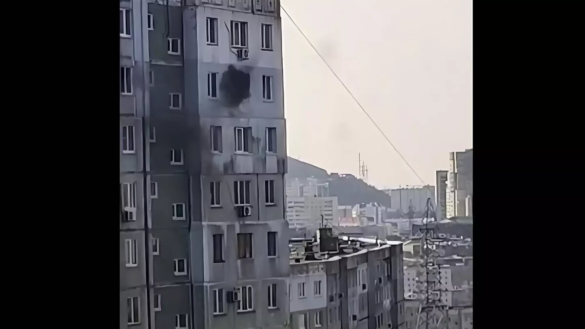     Клубы дыма из окна девятиэтажки напугали жителей улицы Кузнецова во Владивостоке. Была вероятность, что пламя перекинется на соседнюю квартиру.