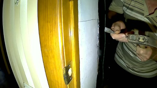 Нулевой зазор дверцы холодильника что это. Регулировка притвора входной металлической двери. Дверь не закрывается плотно что делать. Неплотно закрывается дверца холодильника. Навесы для холодильных дверей.