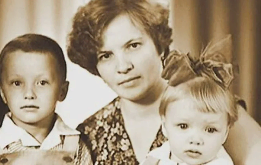 Екатерина Вилкова с маой и братом