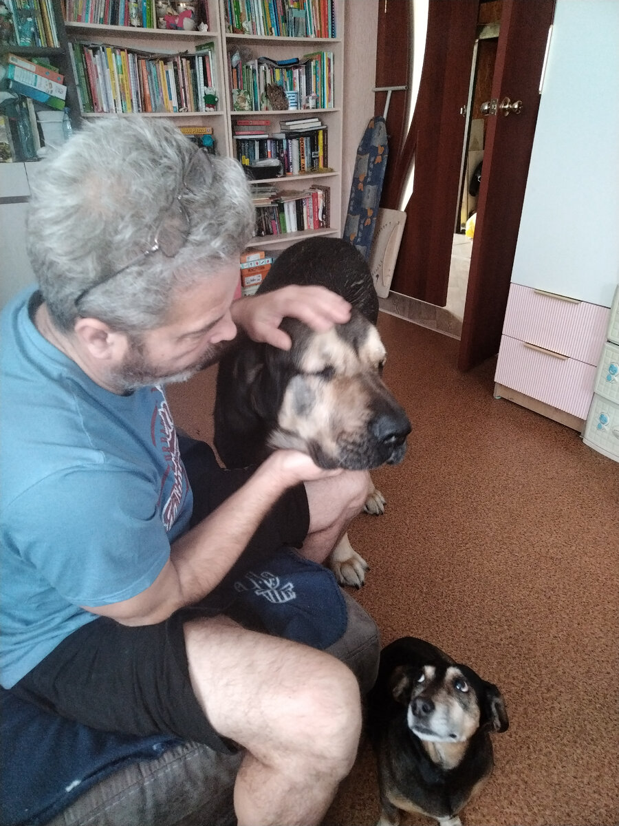 Его любят больше?