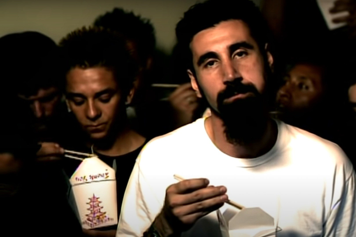 Участники группы System Of A Down с китайской едой