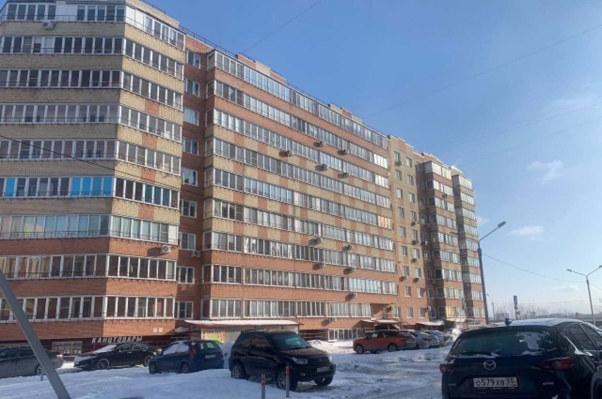    Жильцы дома появление трещин связывают с работами, ведущимися на соседней стройплощадке.