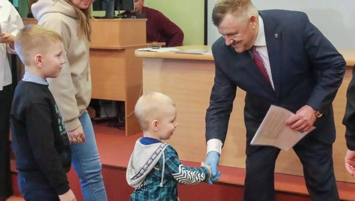     Градоначальник Ишима в Тюменской области Фёдор Шишкин стал интернет-мемом после того, как в Сети появились фотографии и видео процедуры вручения сертификатов молодым семьям. Мэр жал руку людям, надев резиновую перчатку.