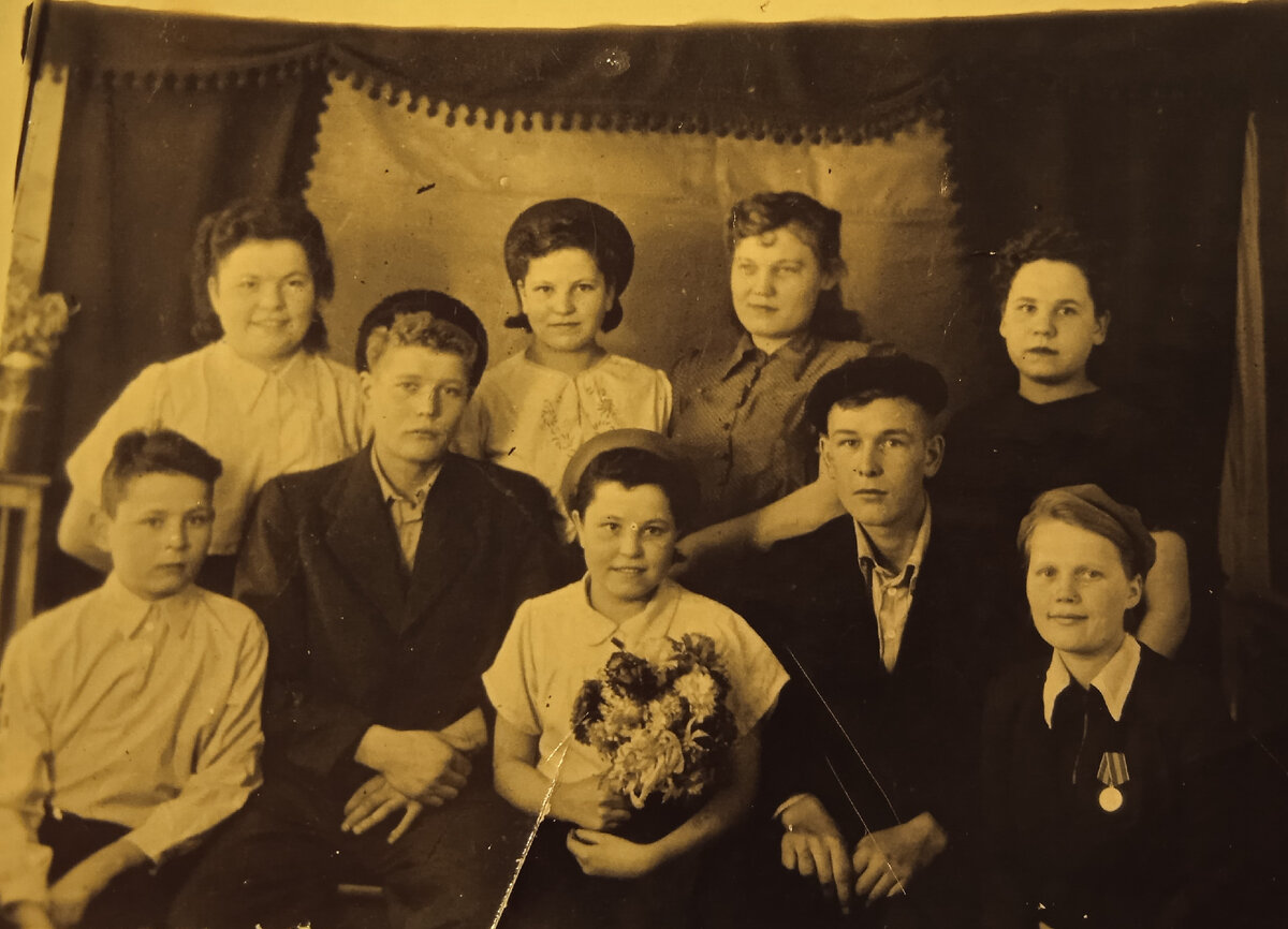 Вся семья Вьюхиных на работе на Арамильской суконной фабрике 1946г.