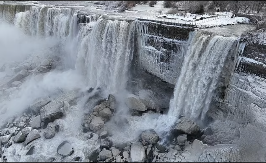 Замерзший водопад Фэнг