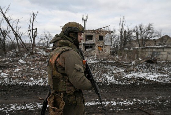    Военнослужащий Центрального военного округа в районе железнодорожного вокзала в освобожденной Авдеевке