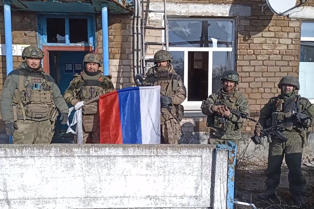    Отличившимся при освобождении Авдеевки бойцам вручили ордена Мужества