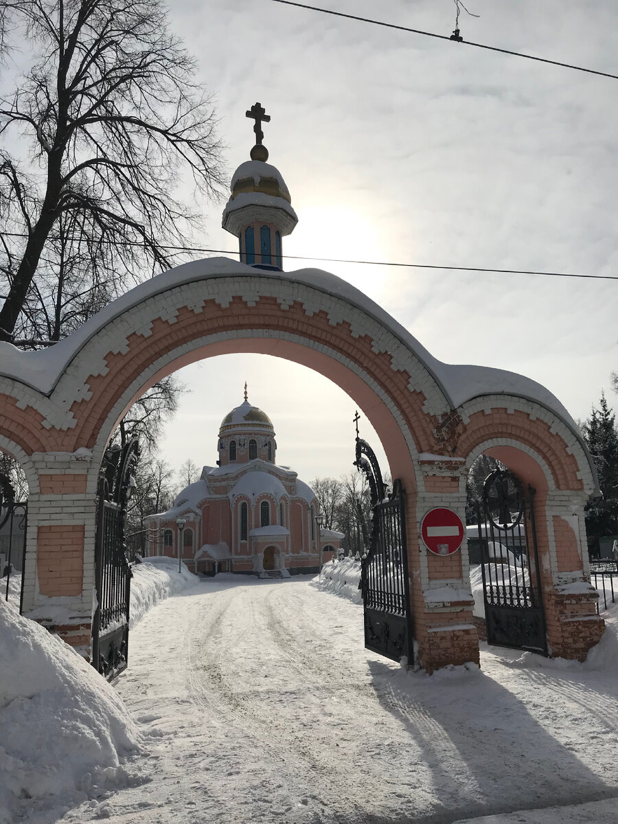 Вход на территорию церкви. Ульяновск.