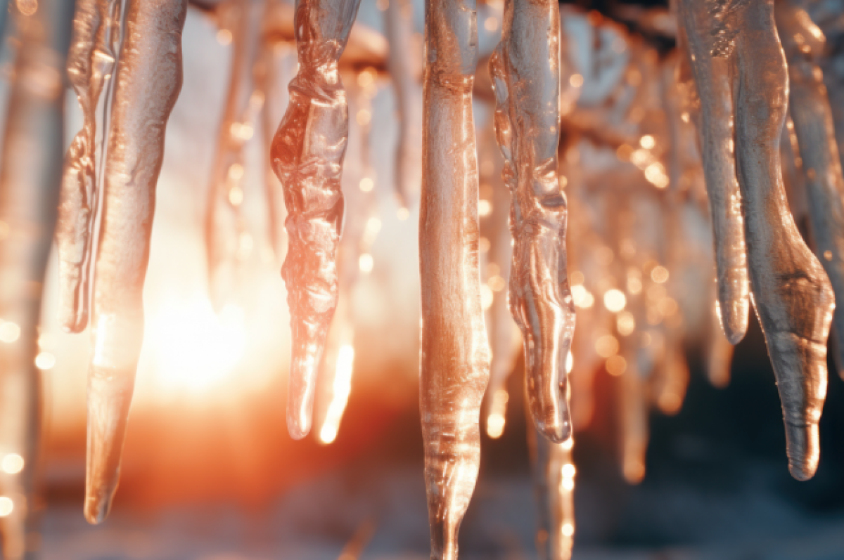    Многоквартирный дом в Салехарде покрылся льдом