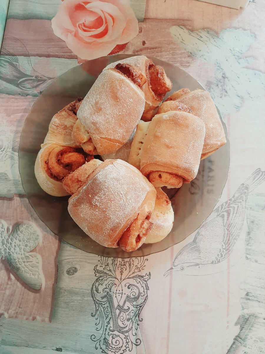 На фото булочки не смазанные яйцом перед духовкой. Но нам так больше нравится)