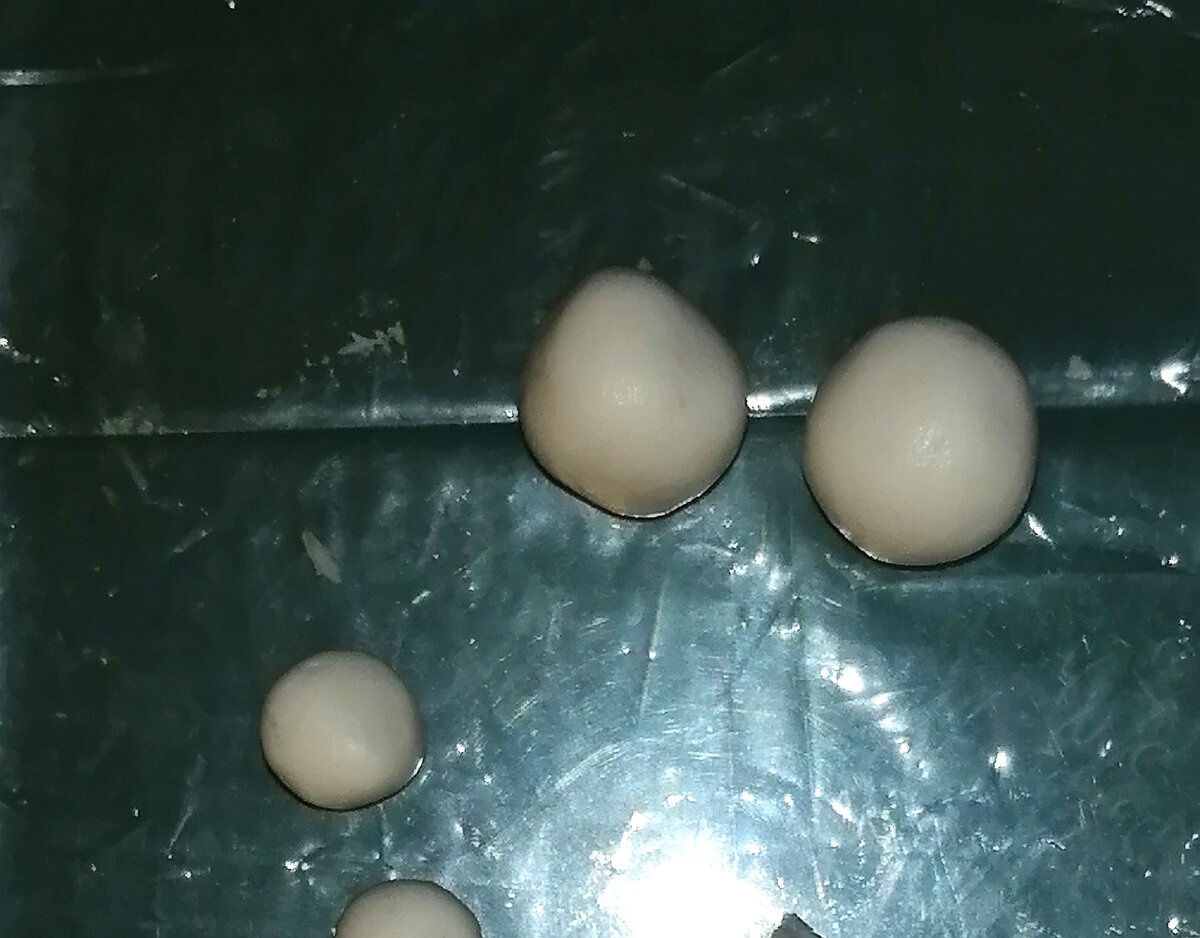 Чтобы получить две одинаковые по размеру детали, надо один шарик разделить пополам. 