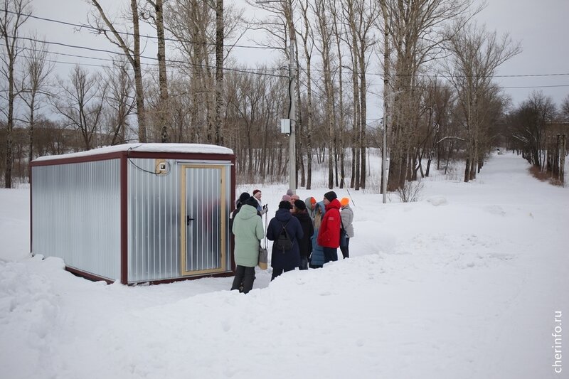    Раздевалку для занимающихся скандинавской ходьбой сделали в нижней части парка, у спуска к Ломоносовскому пляжу. Здесь проходит трехкилометровая дистанция.