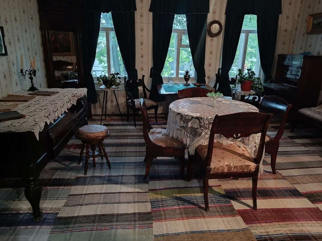    Экспозиция гостиной Дома-музея изобретателя радио Александра Попова stalker